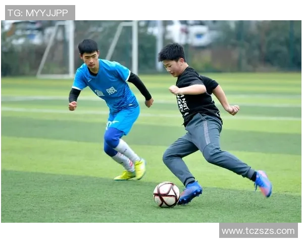 足球明星化身可动人偶在绿茵场上展现精彩踢球技艺的奇妙之旅